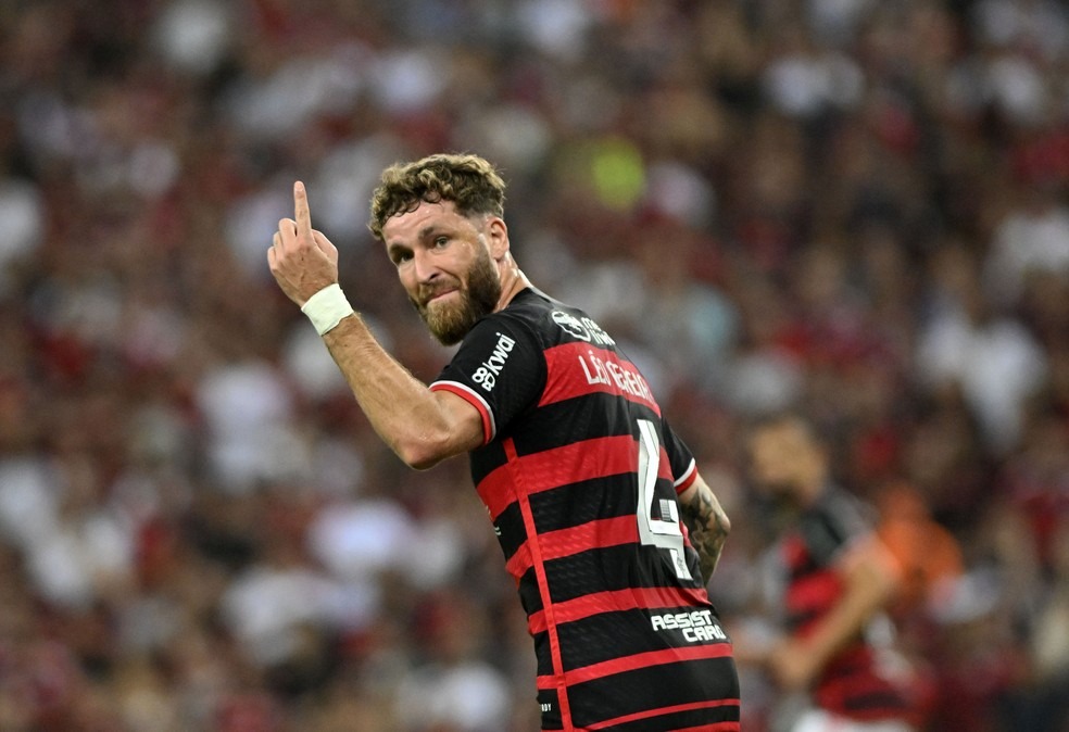 "Melhor zagueiro do Brasil", Léo Pereira muda status no Flamengo e faz Filipe Luís cogitar trio na zaga
