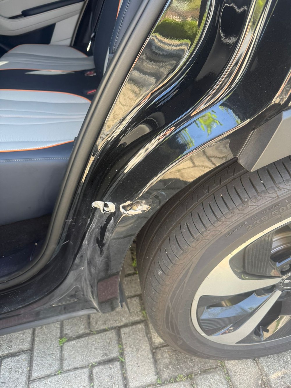 Após desembarque no Rio, jogadores do Flamengo sofrem tentativa de assalto, e carro de Rossi é baleado